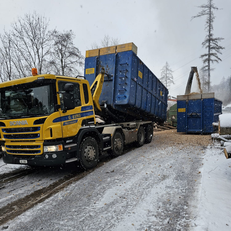 Hakengerät und Mulden der R. Zindel Transporte AG